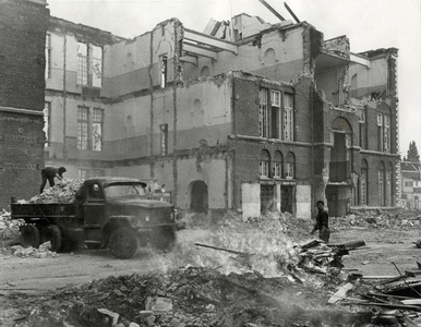 500748 Afbeelding van de sloop van de Van Sypesteynkazerne (Leidseweg 22) te Utrecht.